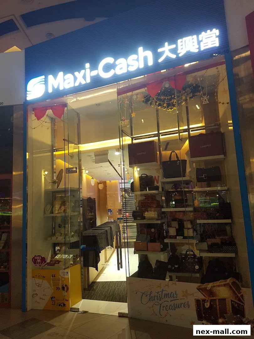 The exterior of a Maxi-Cash store, showcasing bags and accessories, with Christmas decorations.