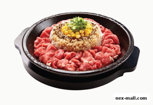 A sizzling hot plate dish with rice, beef slices, corn, and green onions.