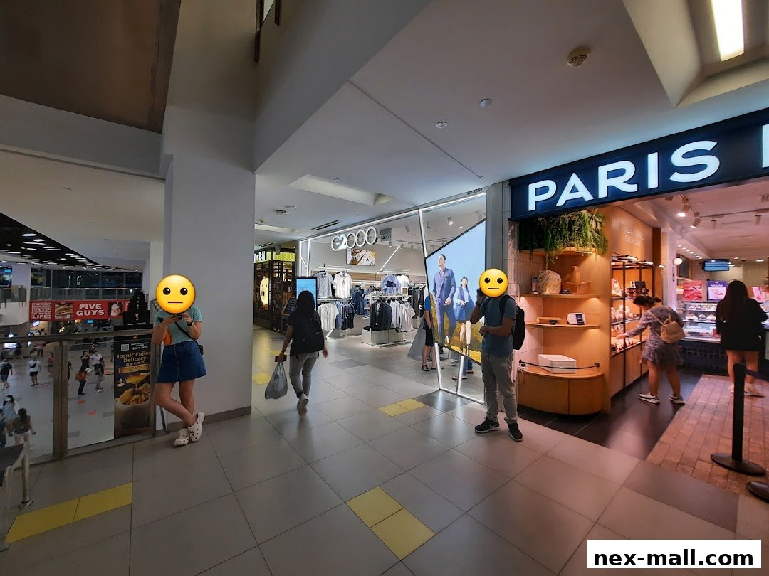 A view of the G2000 clothing store entrance and adjacent Paris Baguette shop.