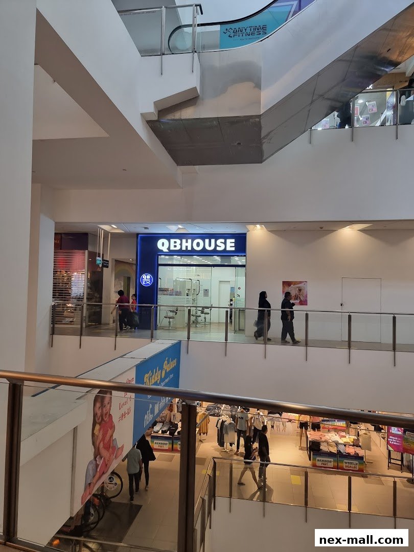 The QB HOUSE store entrance is visible on the second level of a shopping mall.