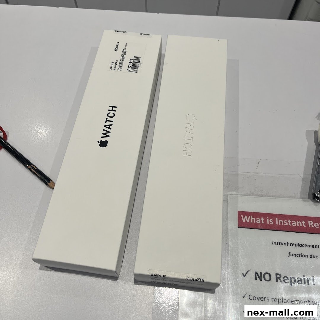 Two white boxes for Apple Watches are displayed on a white surface.