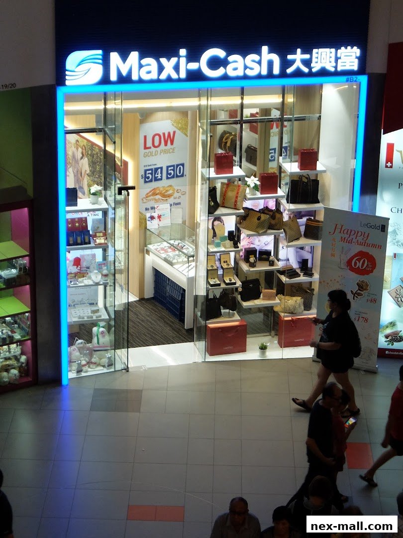 Maxi-Cash shop front displaying jewelry, handbags, and a 'Low Gold Price' promotion.