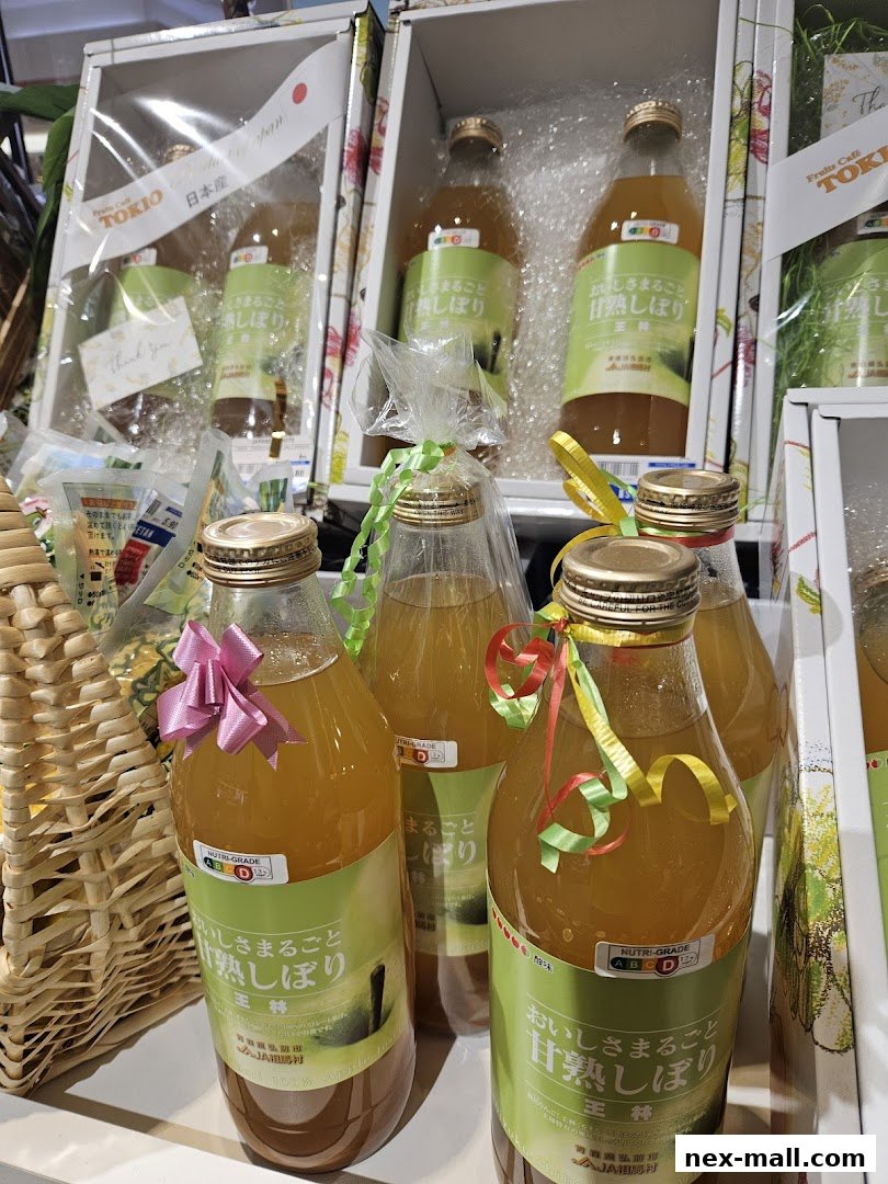 Bottles of apple juice with Japanese labels and decorative ribbons are displayed.