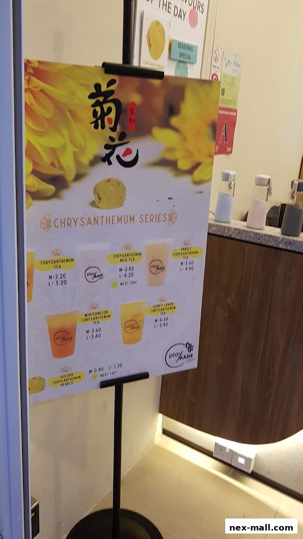A menu board displays various chrysanthemum tea drinks and pearls with prices.