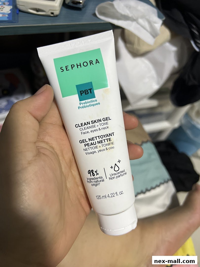 A hand holds a Sephora Clean Skin Gel with prebiotics, highlighting natural ingredients.