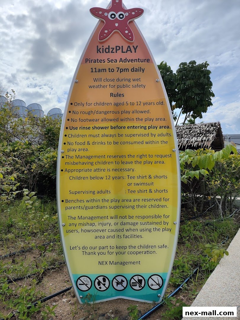 A sign for Kidzplay Pirates Sea Adventure detailing operating hours, rules, and attire.
