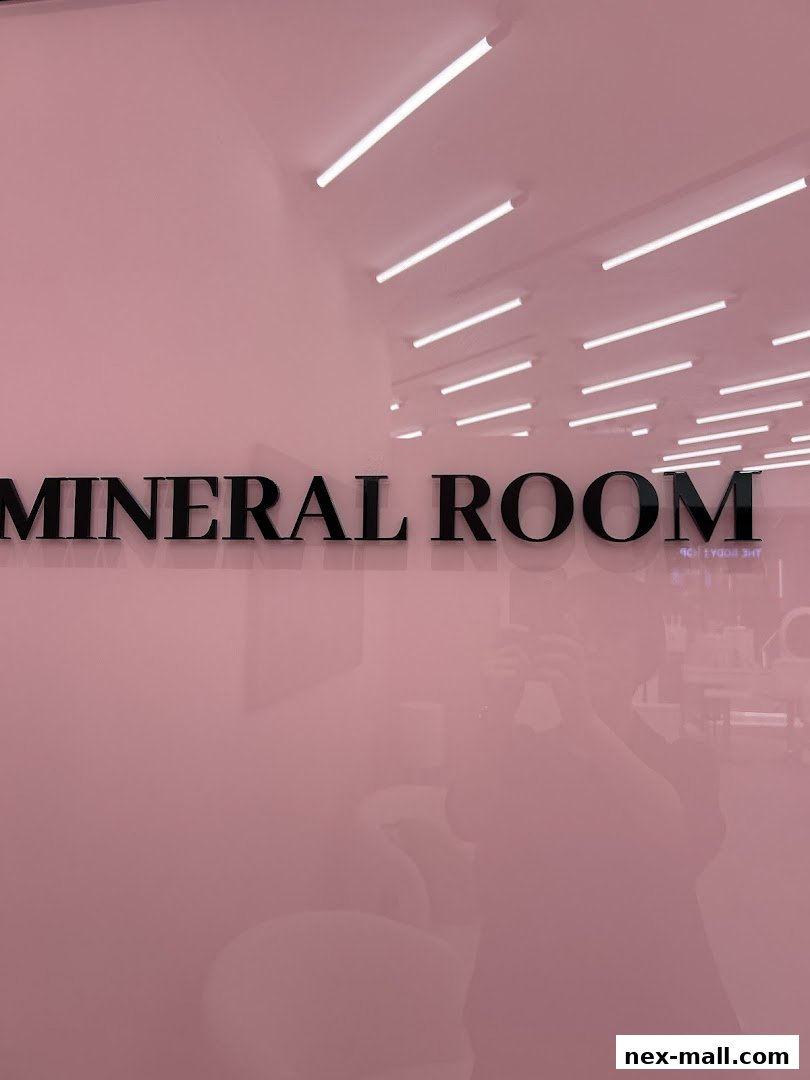 The shop name 'MINERAL ROOM' is displayed on a pink, reflective surface with overhead lighting.