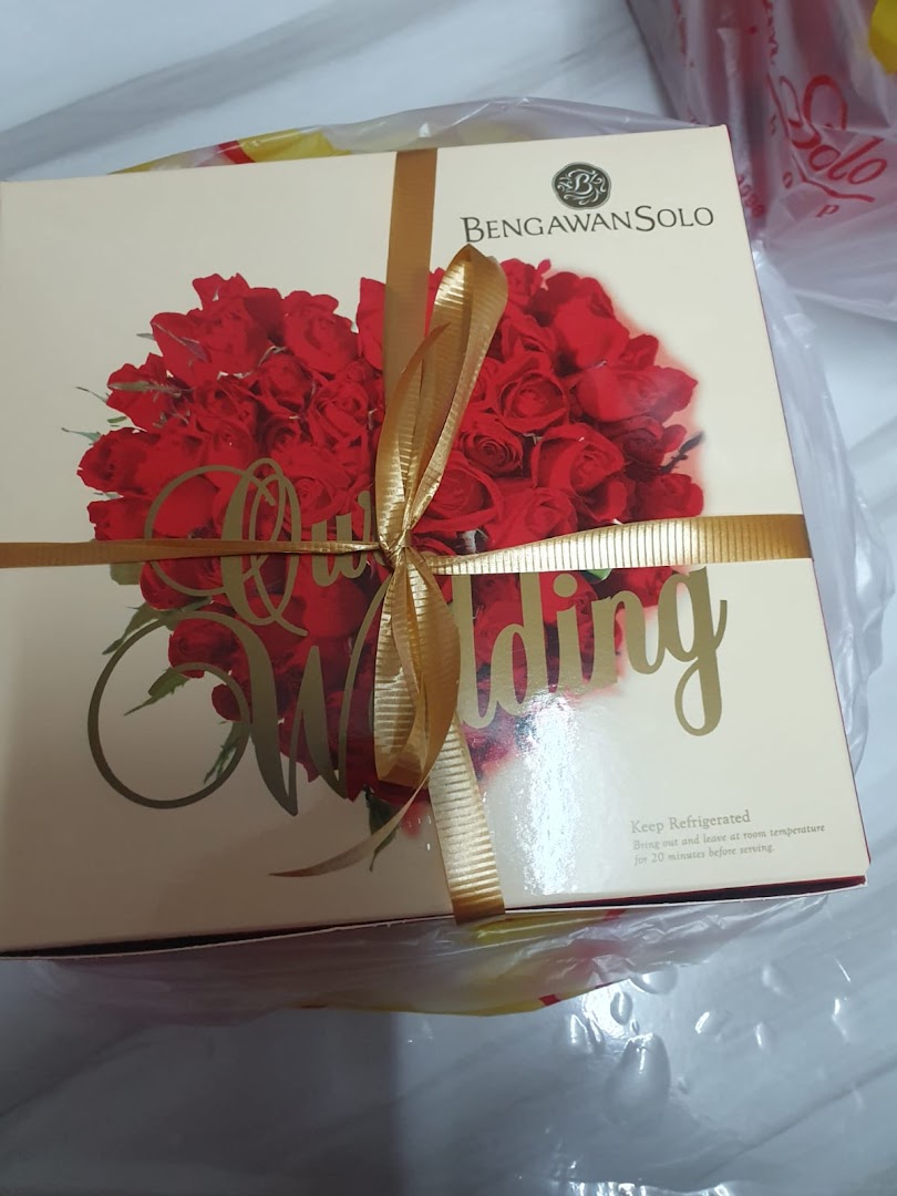 A beautifully designed gift box from Bengawan Solo, featuring red roses and a gold ribbon.