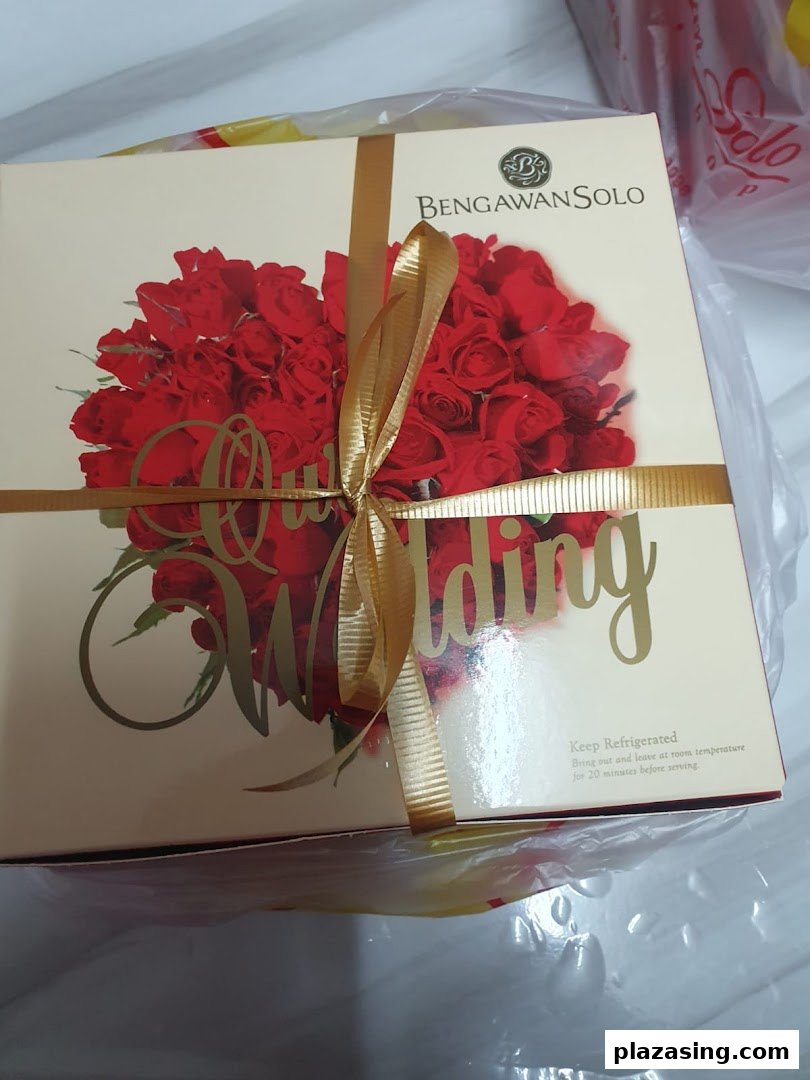 A beautifully designed gift box from Bengawan Solo, featuring red roses and a gold ribbon.