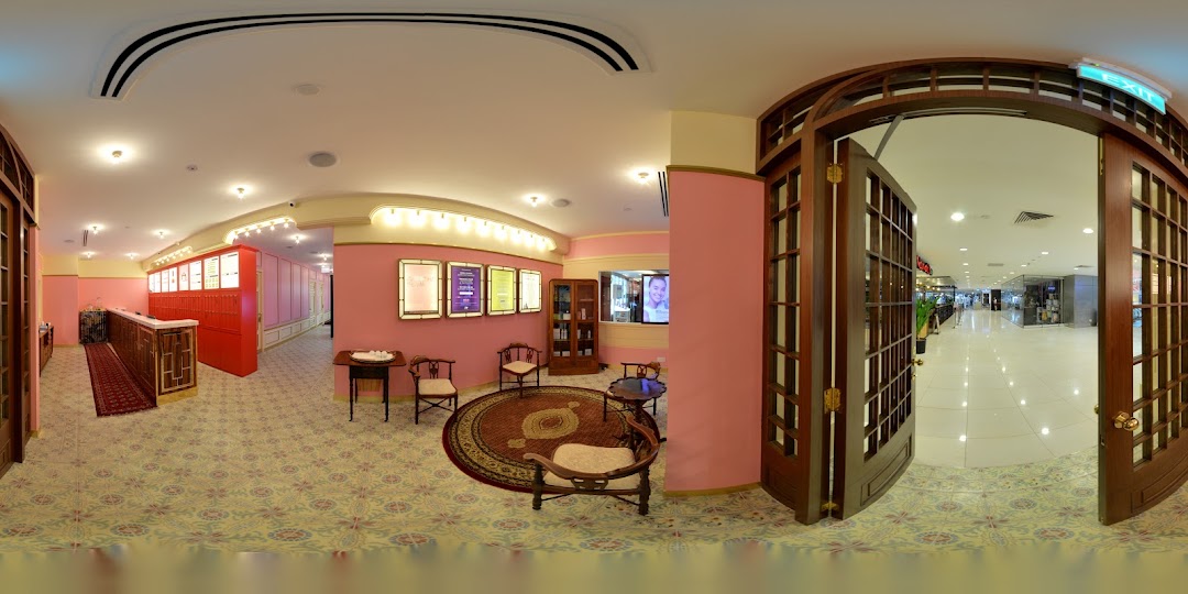 A panoramic view of Browhaus Plaza Singapura's inviting interior, featuring a reception, waiting area, and mall entrance.