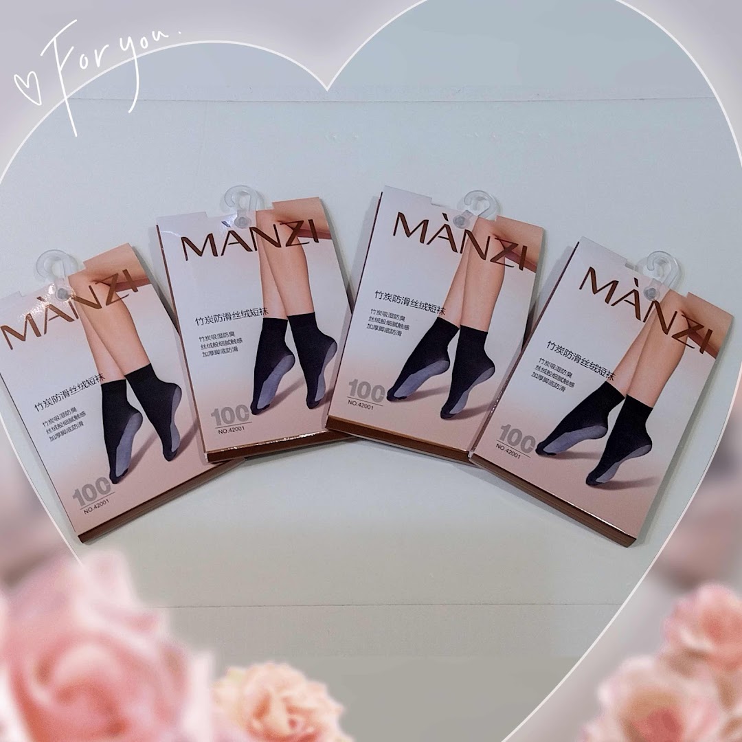 Four packages of Manzi brand bamboo charcoal anti-slip velvet short socks displayed.