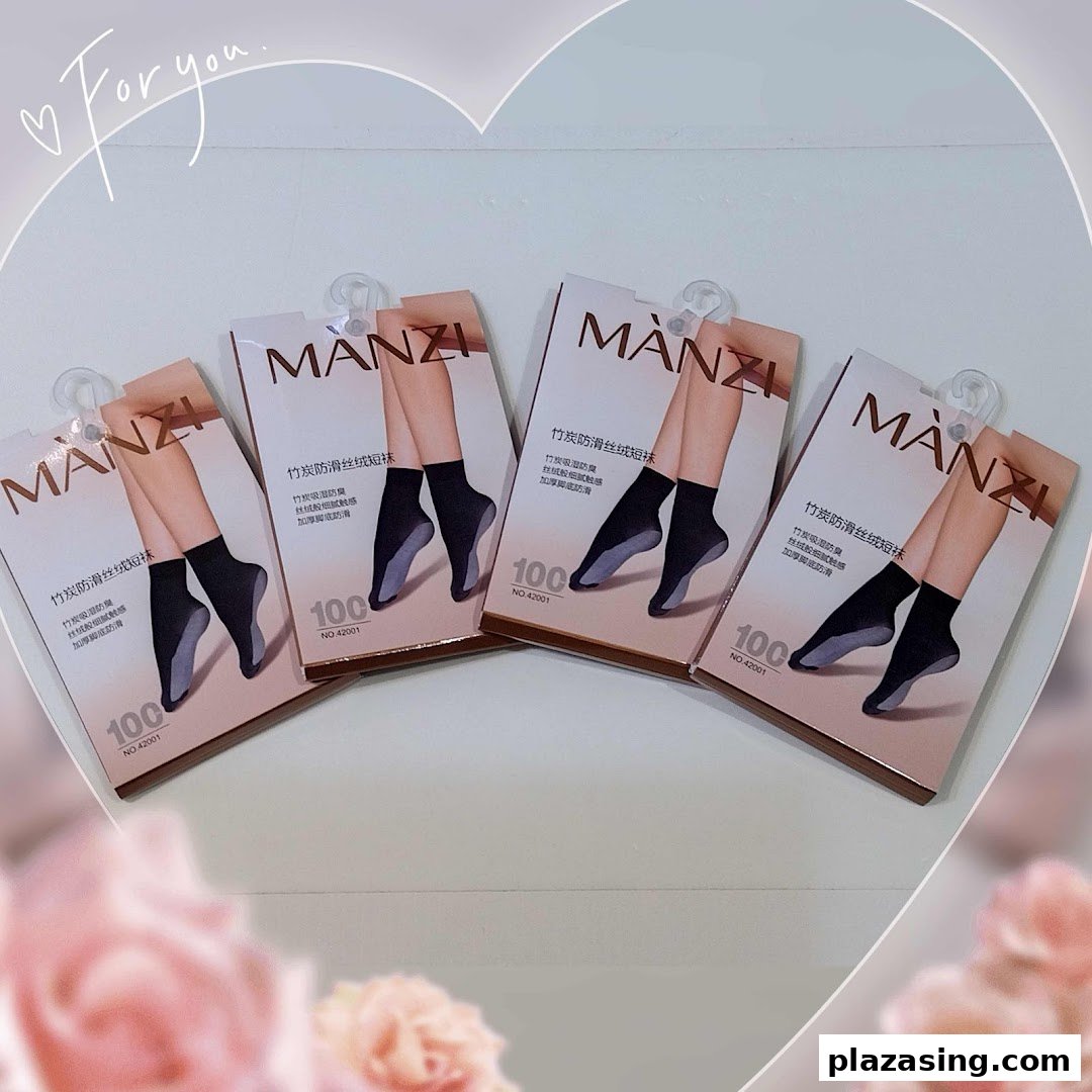 Four packages of Manzi brand bamboo charcoal anti-slip velvet short socks displayed.