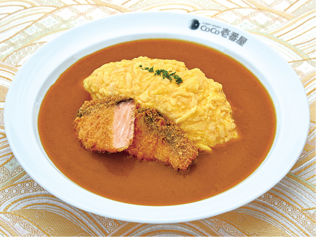 A plate of CoCo ICHIBANYA's curry with fluffy omelet and crispy fried salmon.