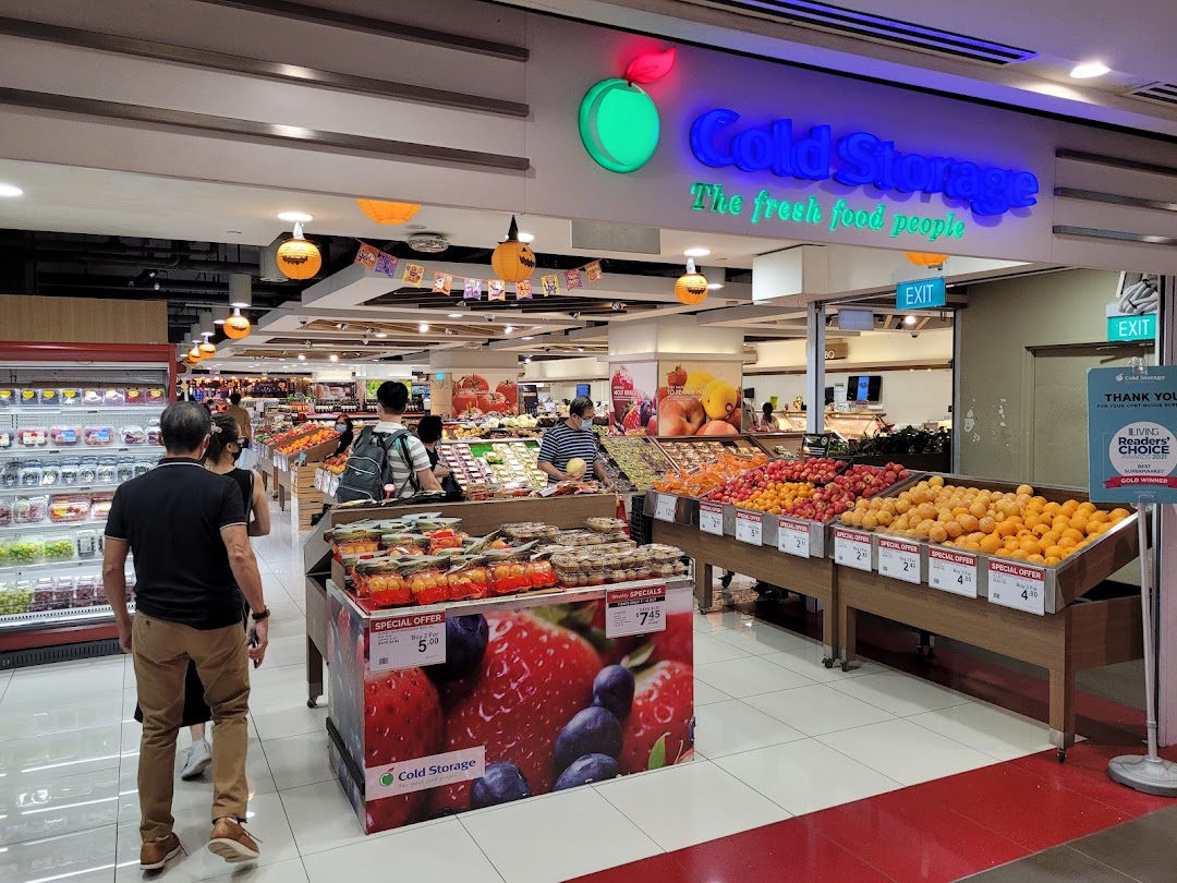Entrance of CS Fresh supermarket featuring vibrant fresh produce displays and shoppers, adorned with festive decorations.