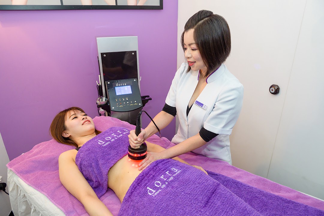 A client receives a lower body slimming treatment from a therapist at Dorra Slimming.