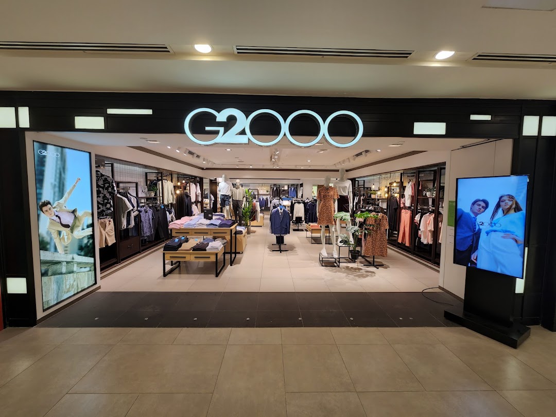 The G2000 shop entrance showcasing modern apparel displays and digital promotional screens.