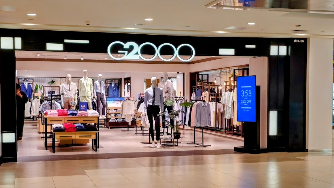 The G2000 shop entrance showcases stylish apparel on mannequins, inviting shoppers inside.