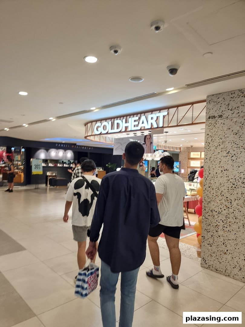 View of the Goldheart Jewelry shop entrance with shoppers passing by in a mall.