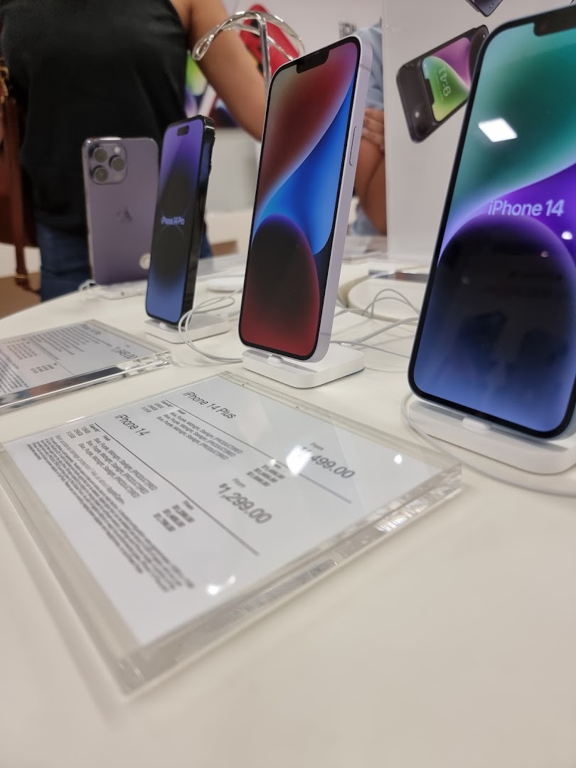 Various iPhone models, including iPhone 14 and iPhone 14 Plus, displayed with price tags.