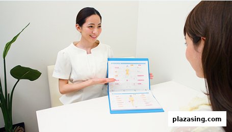 A Musee Platinum Tokyo staff member explains services to a customer using a visual chart during a consultation.
