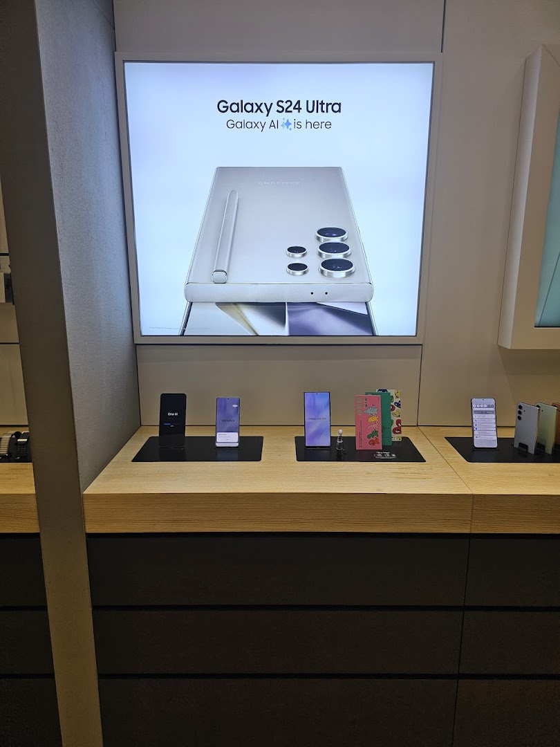 A Samsung Service Centre display featuring Galaxy S24 Ultra promotion and various Samsung smartphones.