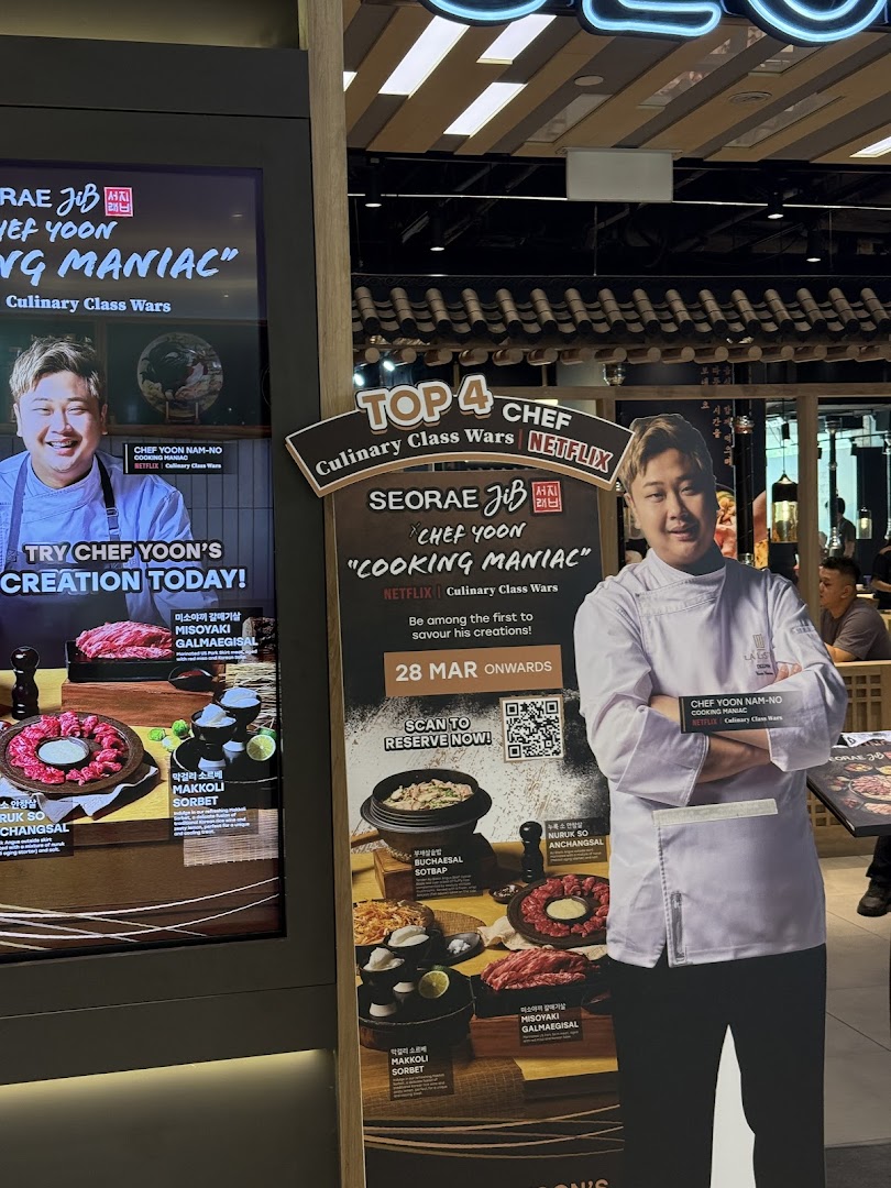 Promotional displays for SEORAE JIB featuring Chef Yoon's 'Cooking Maniac' creations and dishes.