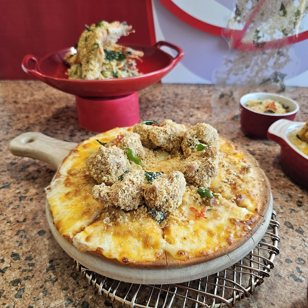 A delicious pizza topped with crispy golden chicken pieces, alongside other delectable dishes from Swensen's.