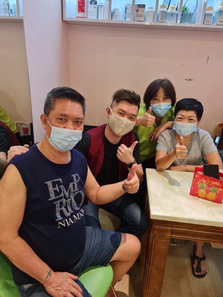 Four masked individuals, likely staff and customers, giving thumbs up inside the Syoujin 匠人 shop.