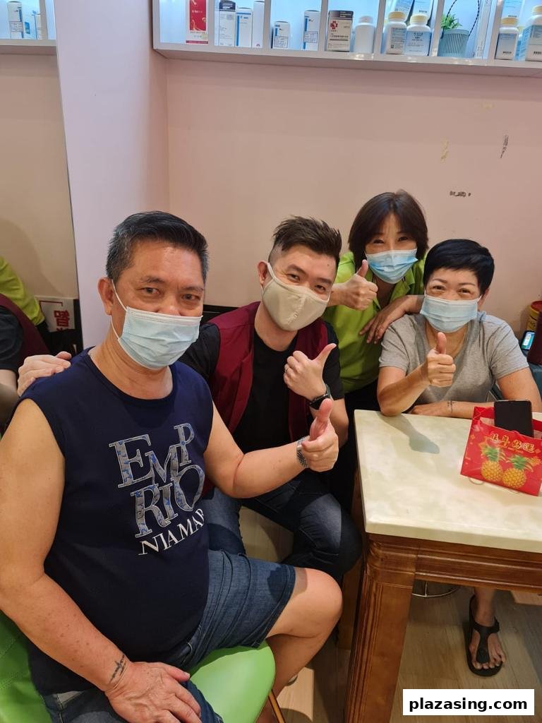 Four masked individuals, likely staff and customers, giving thumbs up inside the Syoujin 匠人 shop.