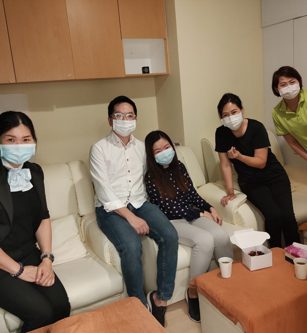 People wearing masks relaxing on comfortable sofas in Syoujin's inviting interior.