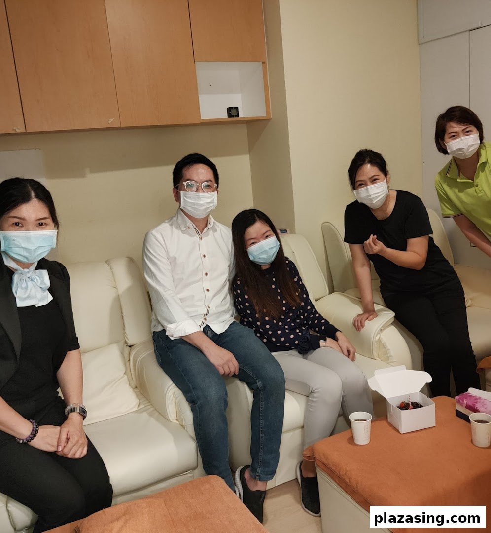 People wearing masks relaxing on comfortable sofas in Syoujin's inviting interior.