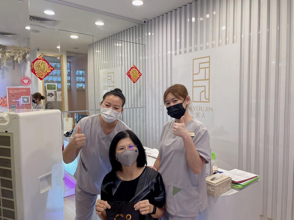 Two Syoujin staff members and a customer smiling with thumbs up inside the shop.