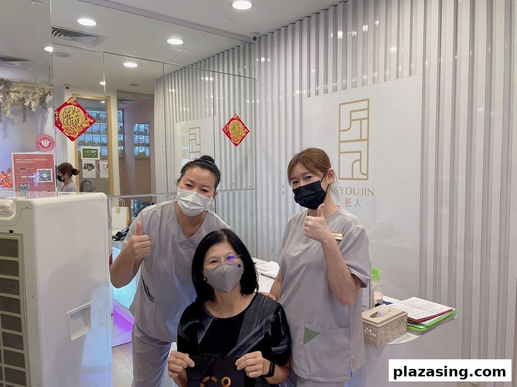 Two Syoujin staff members and a customer smiling with thumbs up inside the shop.