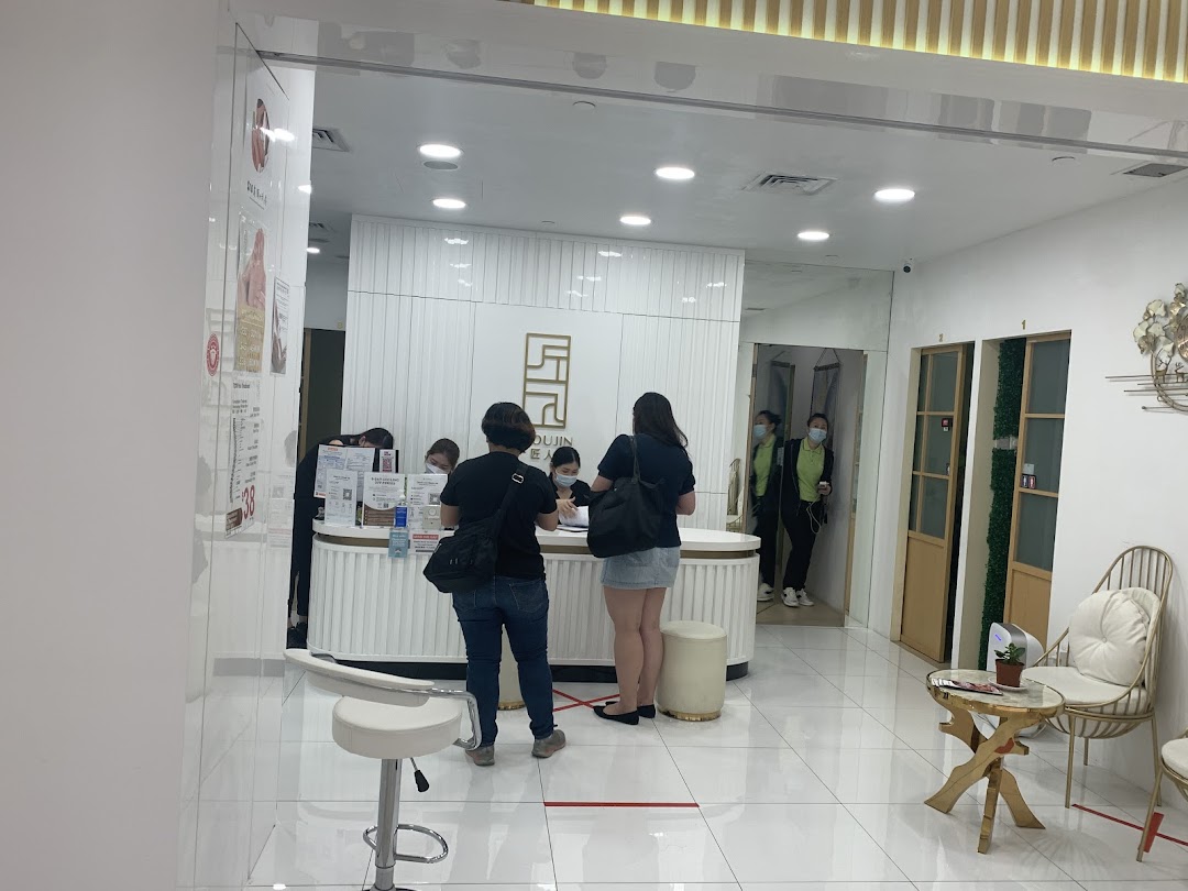 Customers at the bright, modern reception desk of Syoujin 匠人, a beauty and wellness shop.