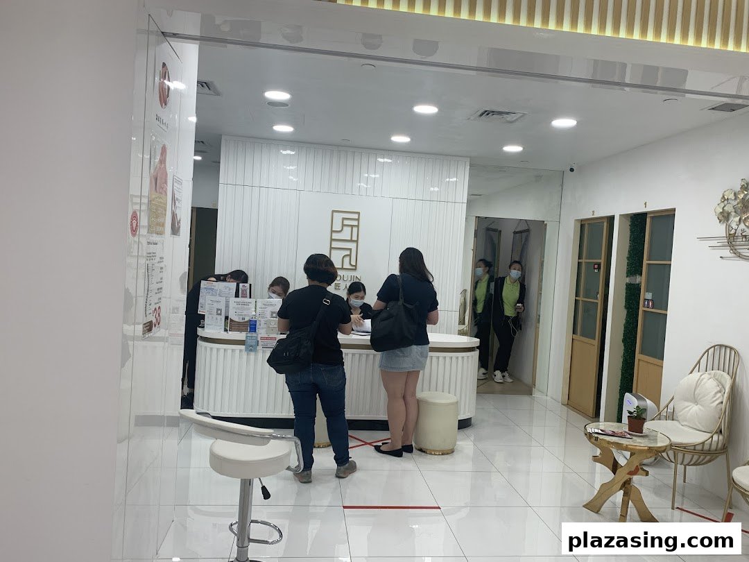Customers at the bright, modern reception desk of Syoujin 匠人, a beauty and wellness shop.