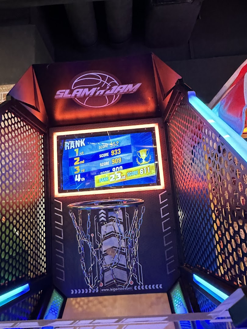 A vibrant basketball arcade game, 'Slam 'n' Jam', displaying high scores and a chain net.
