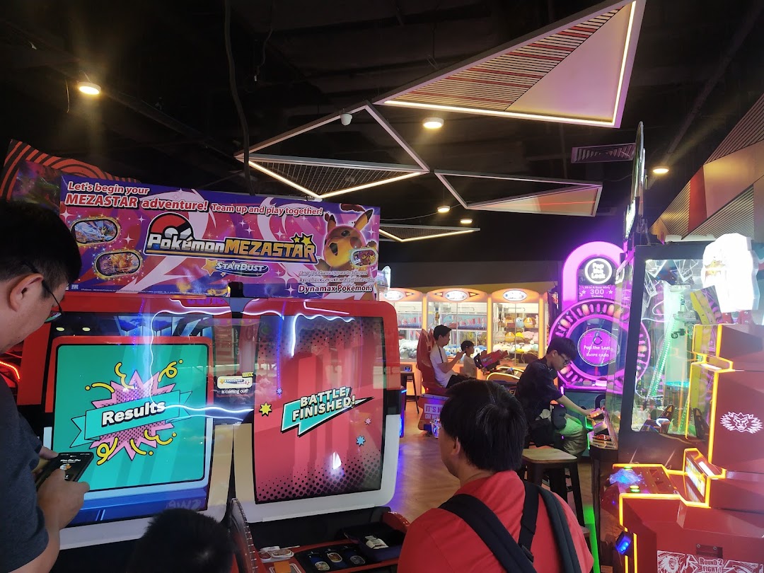 People enjoying various arcade games, including Pokémon MEZASTAR, at Timezone Plaza Singapura.