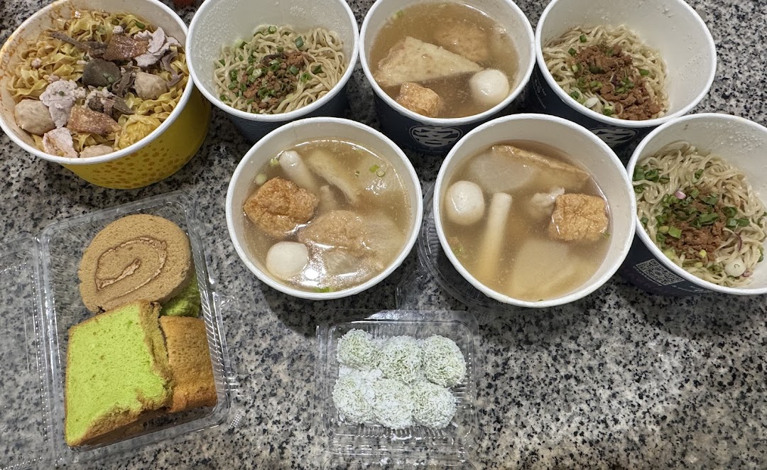 A variety of Indonesian noodles, soups, and traditional cakes from Bengawan Solo in takeaway containers.
