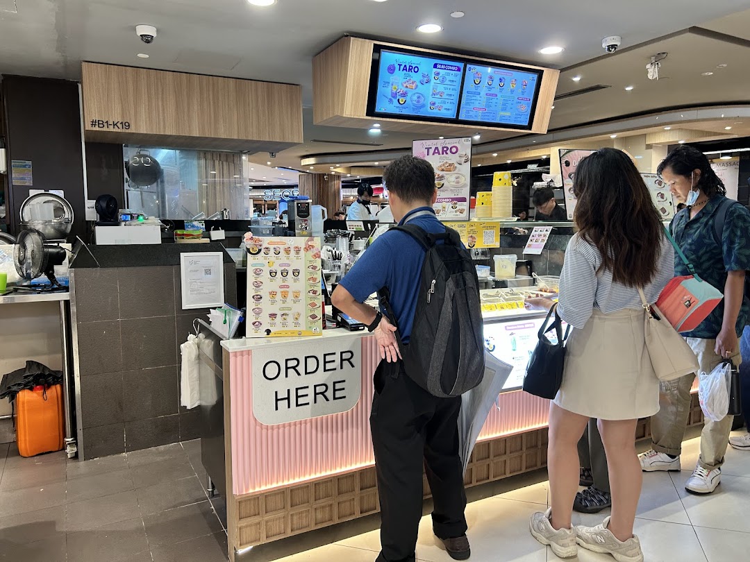 Customers ordering at the counter of Do Qoo 豆趣, a popular dessert and beverage shop.