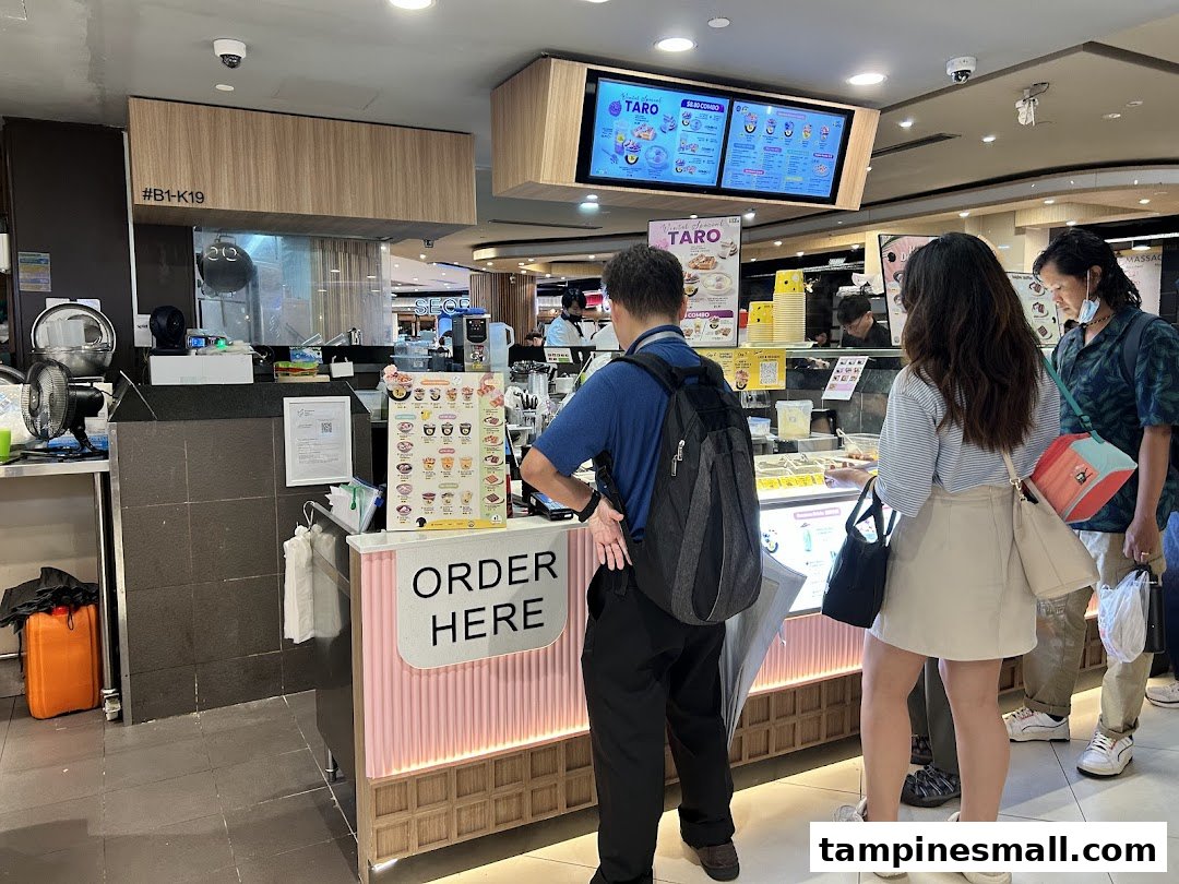 Customers ordering at the counter of Do Qoo 豆趣, a popular dessert and beverage shop.