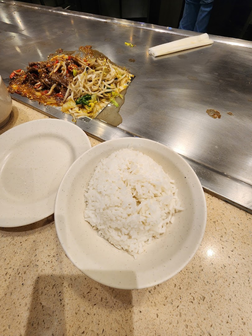 Teppan-grilled beef and vegetables with a side of rice, ready to be served.