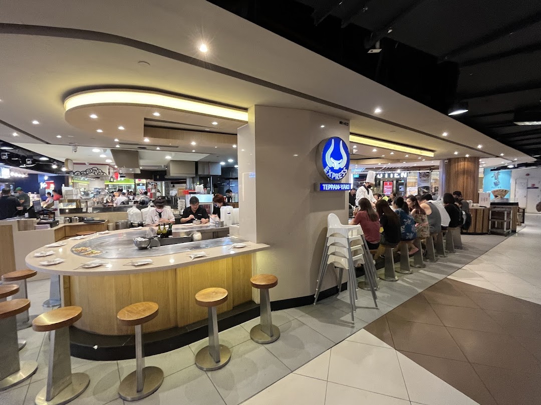 Diners enjoy fresh teppanyaki prepared by skilled chefs at Express Teppan-Yaki Tampines Mall.