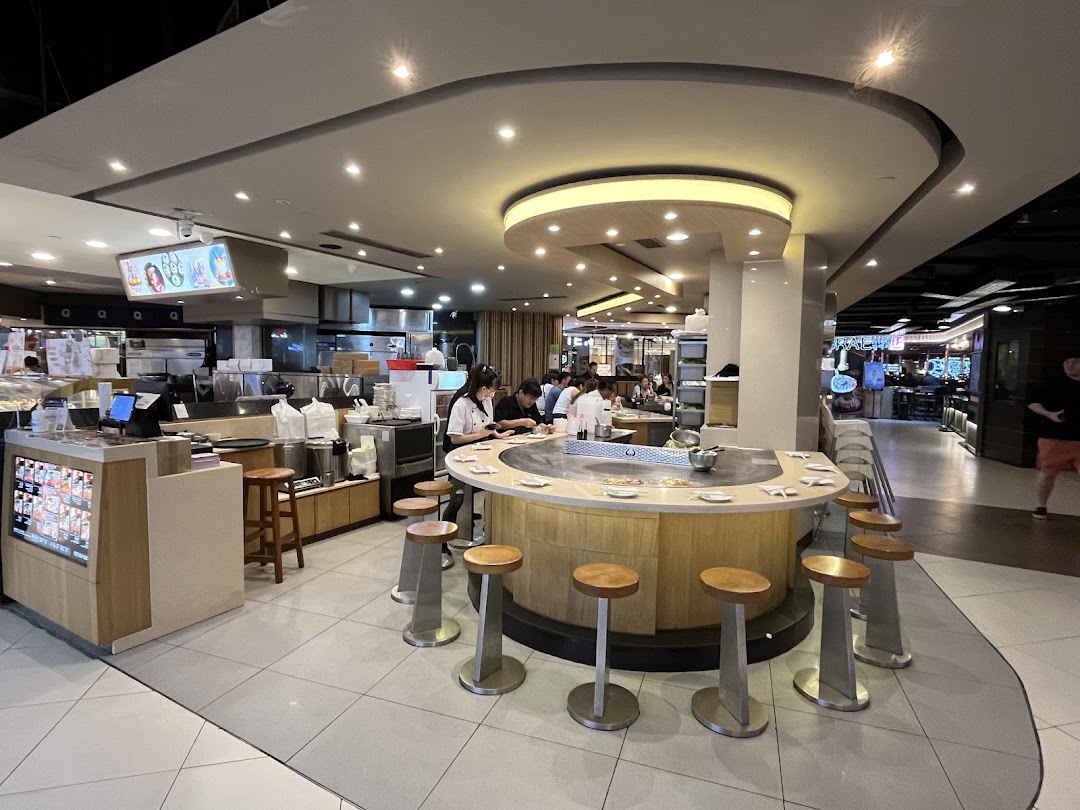 Diners enjoy fresh teppanyaki cooked live at the central counter of Express Teppan-Yaki Tampines Mall.