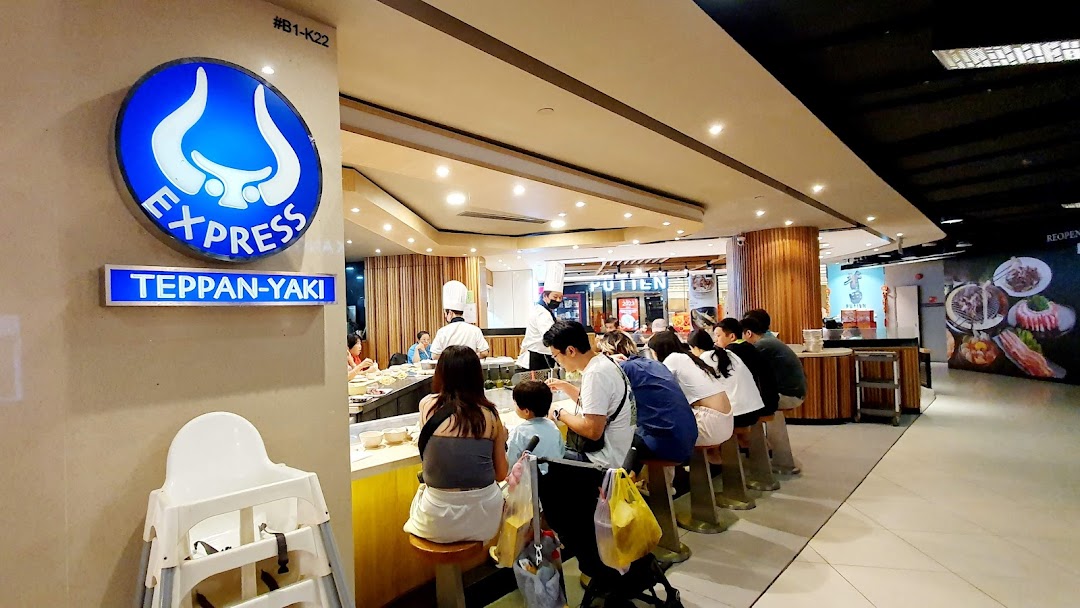 Customers enjoy fresh teppanyaki cooked by chefs at Express Teppan-Yaki's counter.