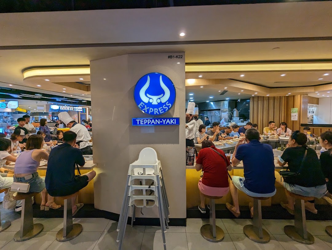 Customers enjoy fresh teppanyaki dishes cooked by chefs at Express Teppan-Yaki's counter.