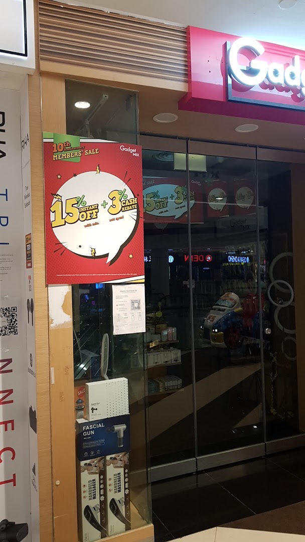 Storefront of Gadget Mix showcasing a members' sale poster and displayed products.
