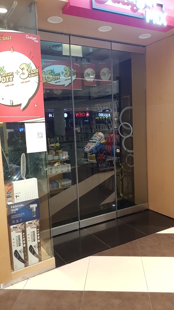 Glass storefront of Gadget Mix, showcasing promotions and products inside.