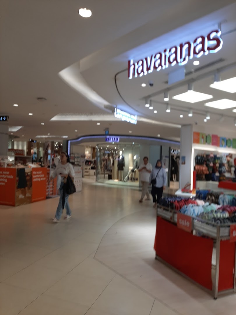The Havaianas shop entrance at Tampines Mall, featuring its prominent logo and mall walkway.