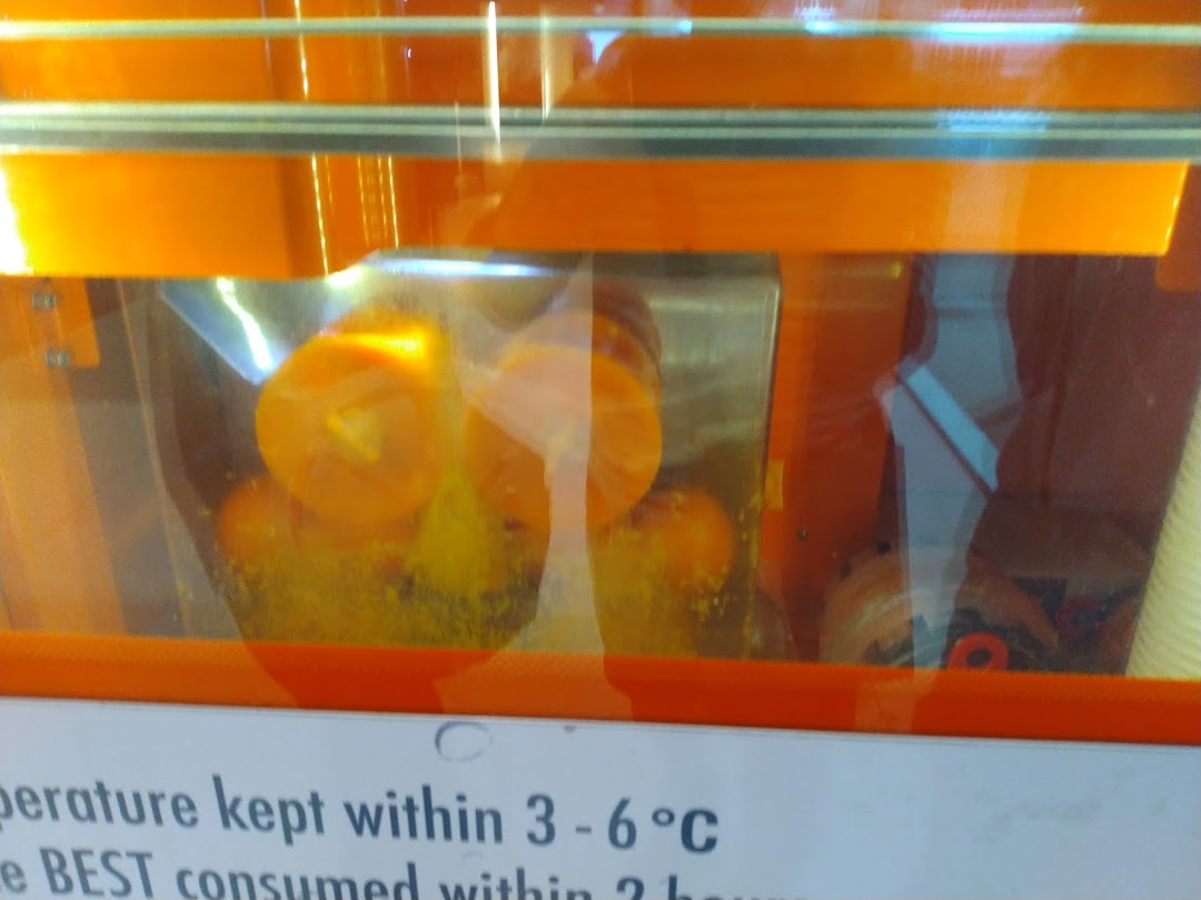 A close-up of fresh oranges inside an iJooz juice machine, ready for squeezing.