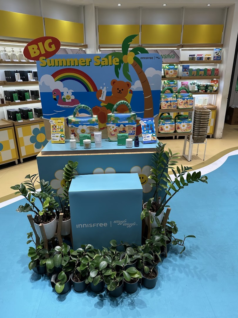 Vibrant Innisfree display showcasing a 'BIG Summer Sale' with summer-themed decor and products.